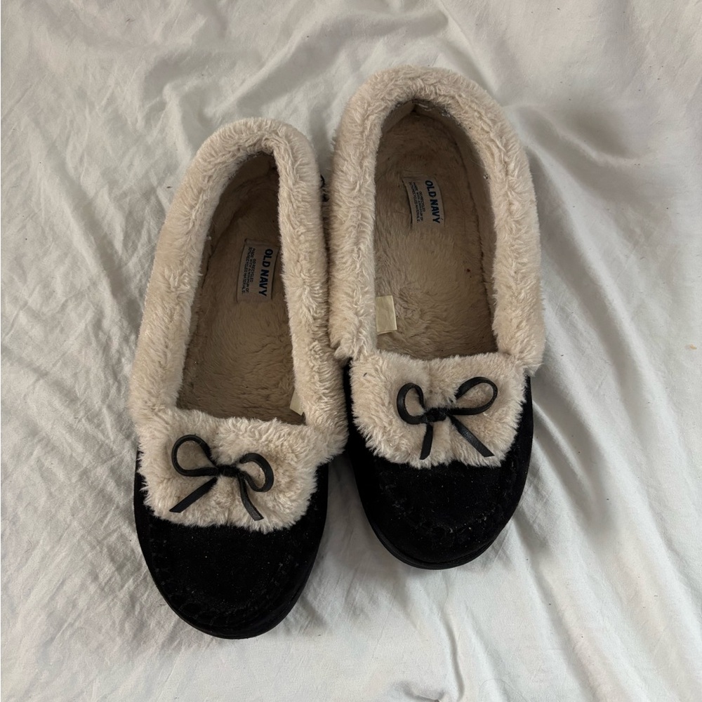 Old Navy Women's Black and Cream Slippers